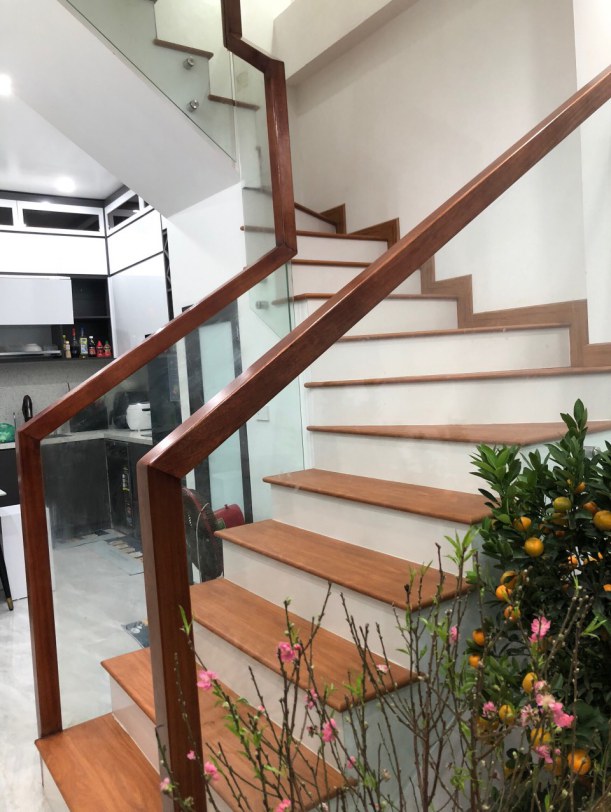 Bậc Cầu Thang Nhựa Giả Gỗ Có Chống Trơn Trượt Không